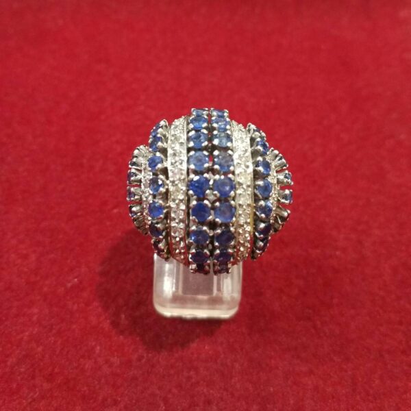 Sortija bombé de oro blanco de 18k, zafiros y diamantes en talla brillante. Moderno.