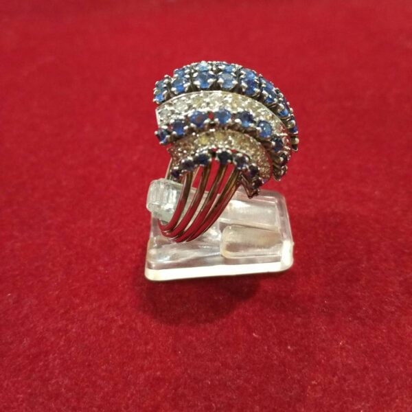 Sortija bombé de oro blanco de 18k, zafiros y diamantes en talla brillante. Moderno. - Imagen 2