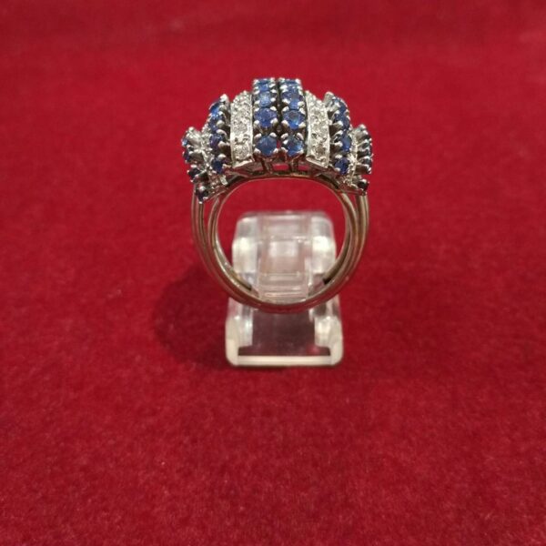 Sortija bombé de oro blanco de 18k, zafiros y diamantes en talla brillante. Moderno. - Imagen 3