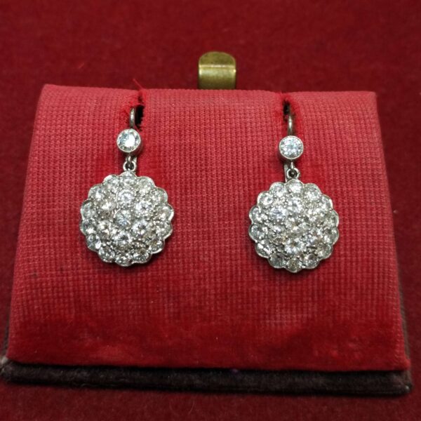 Pendientes de platino con orla cuajado de brillantes. Circa:1920-1930.