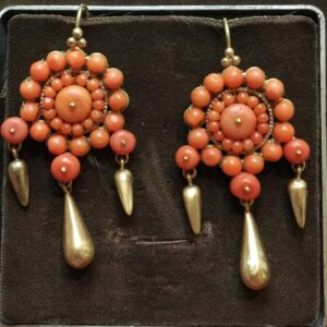 Pendientes sicilianos en oro de 18k y coral del Mediterráneo. Circa: 1900.