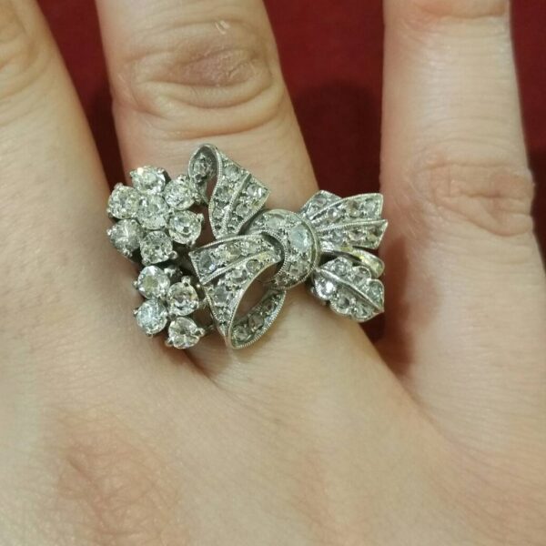 Sortija con motivos florales y lazada en platino y diamantes. 1950-1960. - Imagen 3
