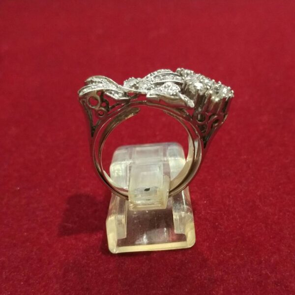 Sortija con motivos florales y lazada en platino y diamantes. 1950-1960. - Imagen 2
