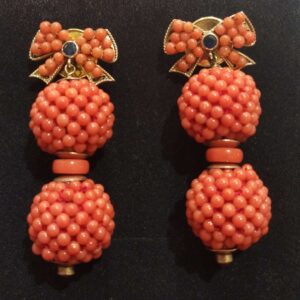 Pendientes en oro de 18k y cuentas de coral del Mediterráneo. 1950-1960.