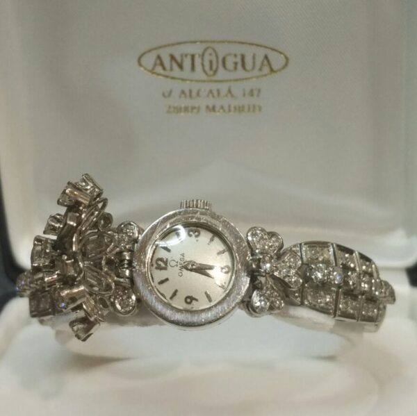 Reloj Omega de Sra. platino y diamantes de varias tallas, con esfera oculta. 1960. - Imagen 3