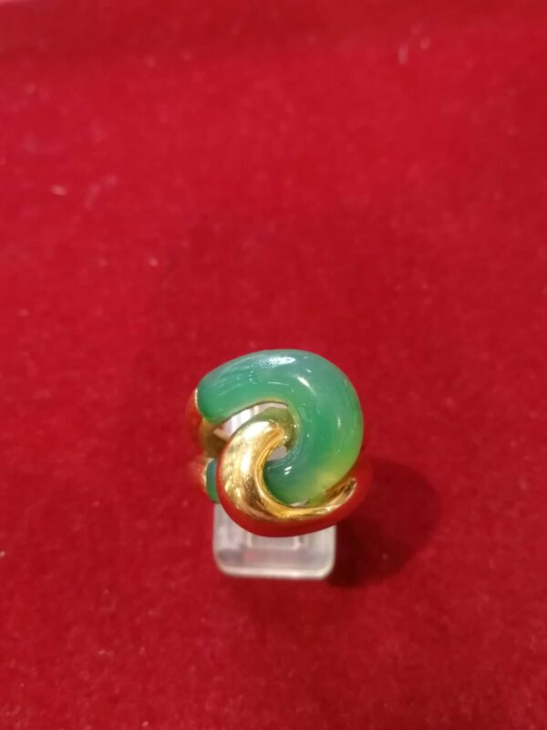 Sortija en oro de 18k con ágata verde. Circa: 1970. - Imagen 3