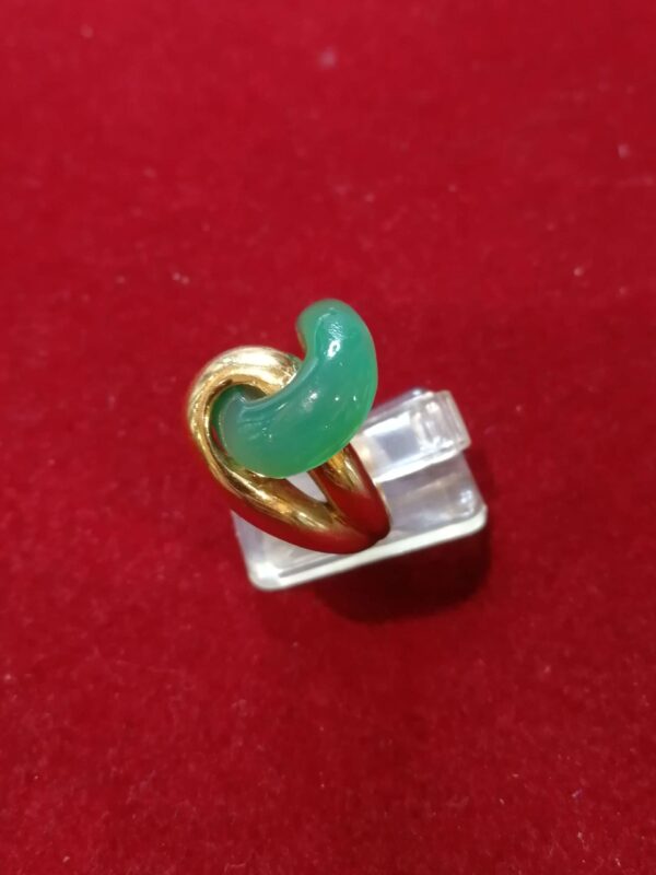 Sortija en oro de 18k con ágata verde. Circa: 1970. - Imagen 2