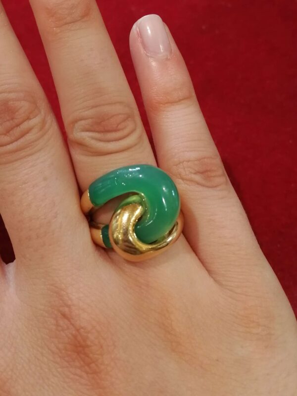Sortija en oro de 18k con ágata verde. Circa: 1970.