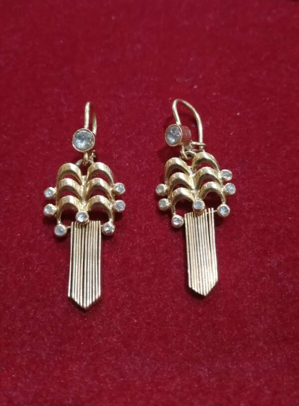 Pendientes en oro de 18k con diamantes. Circa: 1940.
