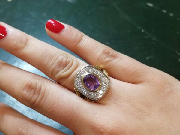 Sortija en oro de 18k con amatista y diamantes. Moderno. Talla 12 EU.   6 USA.