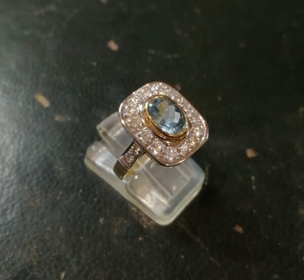 Sortija en oro de 18k con brillantes y aguamarina. Moderno. Talla 16 EU  7 1/2 USA