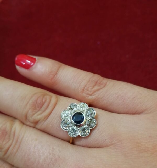 Sortija en oro de 18k con diamantes y zafiro. Circa: 1930-40. Talla 10 - 11 EU.   5 1/2 USA