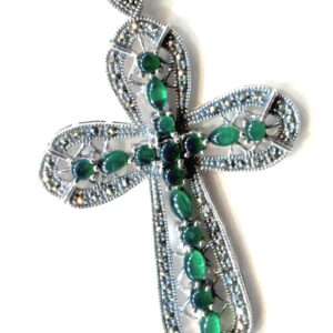 Colgante de cruz latina en Plata de 1ª Ley con marcasitas y ágata verde.