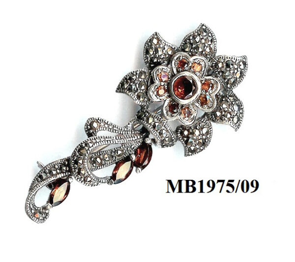 Broche con tallo en flor en Plata de 1ª Ley (925) con marcasitas y granates.