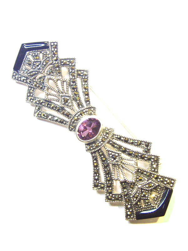Broche de Plata de Primera Ley (.925), con Marcasitas Ónix y Amatista de estilo Nouveau..