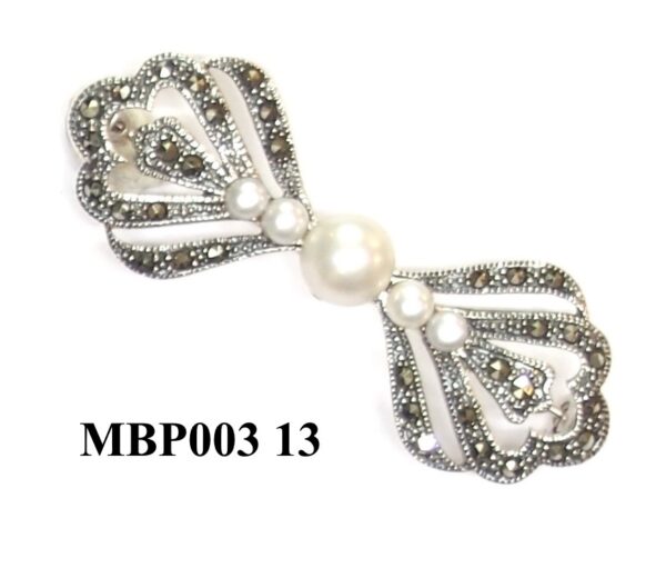 Broche en Plata de 1ª Ley con marcasitas y perlas cultivadas.