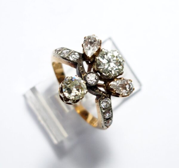 Sortija en oro de 18k con 9 brillantes y 2 diamantes talla perilla. Circa: 1900.