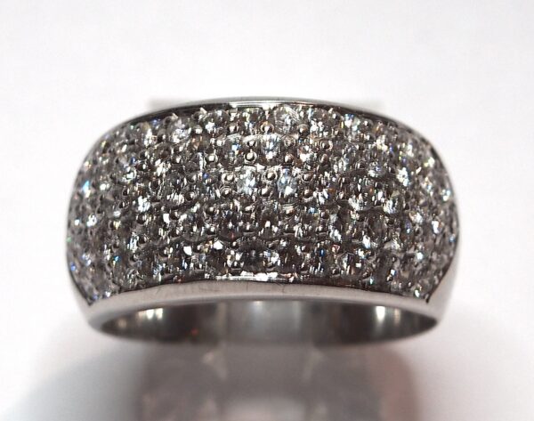 Sortija en oro blanco de 18k (750 mm) con cuajado de brillantes. Moderna. Talla 15 EU.   7 USA.