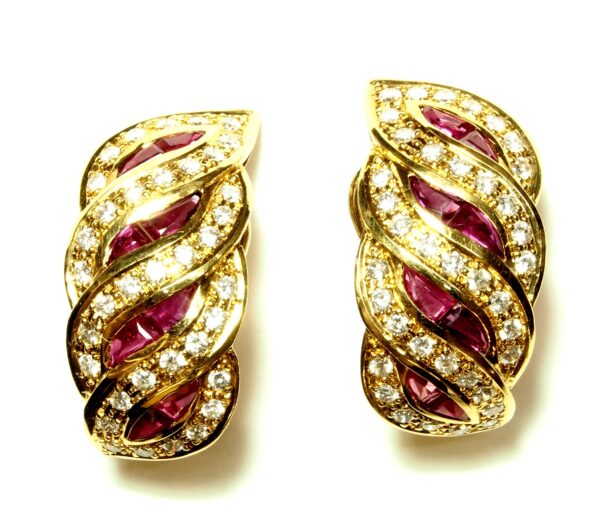 Pendientes de fantasía en oro de 18k con rubíes y brillantes. 1970-1980.