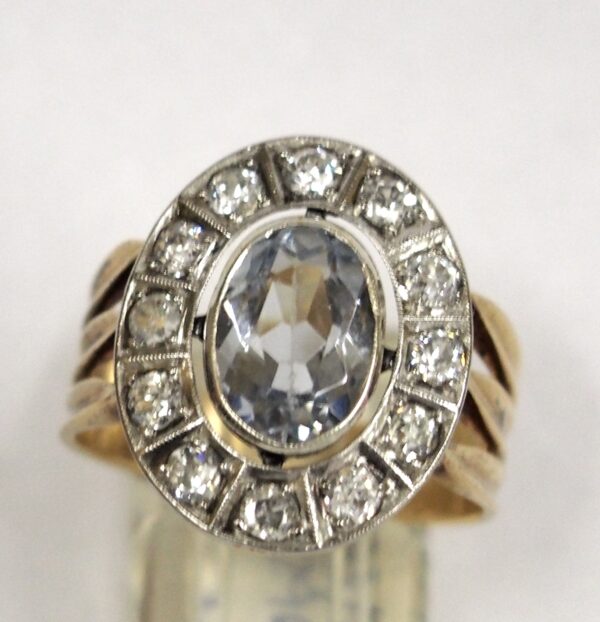 Sortija en oro bicolor de 18k con espinela y orla de brillantes talla antigua. Circa: 1940-50. Talla  21 EU.   9 1/2 USA.