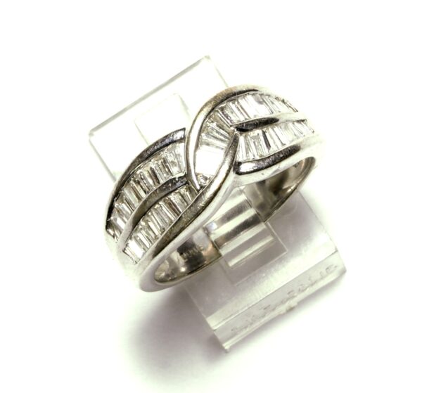 Sortija en oro blanco de 18k con doble banda de diamantes baguette. Moderno. Talla 13 EU.   6 1/4 USA