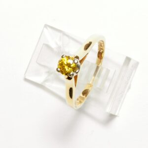Solitario en oro de 18k con brillante fancy amarillo y garras en oro blanco. Moderno.