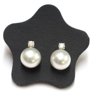 Pendientes perla cultivada con brillante. Cierre omega.