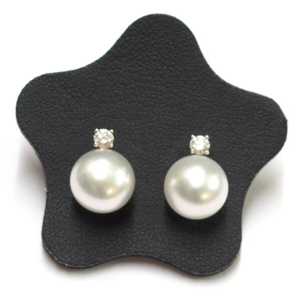 Pendientes perla cultivada con brillante. Cierre omega.