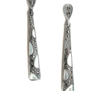 Pendientes largos en Plata de 1ª Ley (925) con marcasitas y placas de nácar.