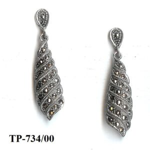 Pendientes largos de fantasía en Plata de 1ª Ley (925) con marcasitas.