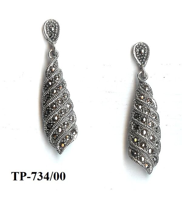 Pendientes largos de fantasía en Plata de 1ª Ley (925) con marcasitas.