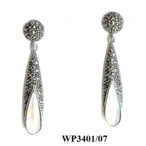 Pendientes largos en Plata de 1ª Ley (925) con marcasitas y placas de nácar.